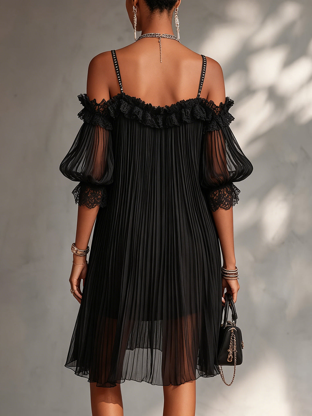 Vittoria | Miniabito nero in chiffon con spalle scoperte e rifiniture in pizzo